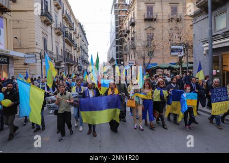 Manifestazione a sostegno del popolo ucraino 1 anno dopo l'invasione di Putin. Foto Stock