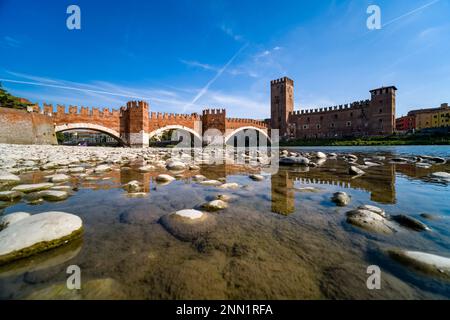 Il ponte di Castel Vecchio e l'antico castello di Castelvecchio, nella parte storica di Verona, si affaccia sul fiume Adige. Foto Stock