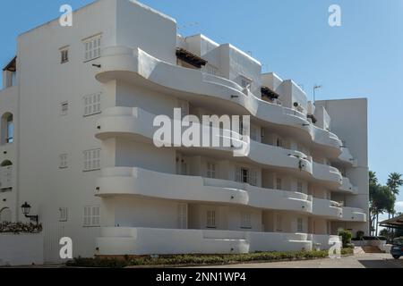 SA Coma, Spagna; 17 2023 febbraio: Facciata principale di un hotel bianco una mattina di sole. Isola di Mallorca, Spagna Foto Stock