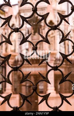 Particolare delle griglie che circondano il cortile delle Tombe Scaligere, Arche Scaligere, nella parte storica di Verona. Foto Stock