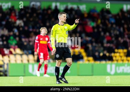 Farum, Danimarca. 24th Feb, 2023. L'arbitro Jonas Hansen ha visto durante la partita Superliga del 3F tra il FC Nordsjaelland e Odense Boldklub a destra di Dream Park a Farum. (Photo Credit: Gonzales Photo/Alamy Live News Foto Stock