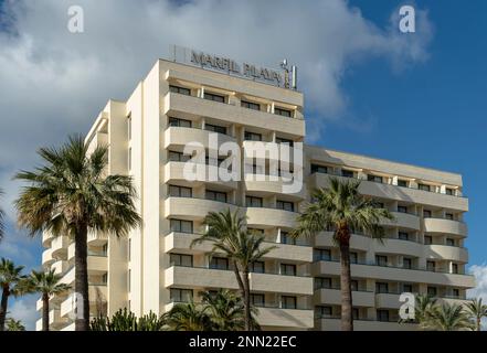 SA Coma, Spagna; 17 2023 febbraio: Facciata principale di un hotel Marfil Playa una mattina di sole. Isola di Mallorca, Spagna Foto Stock