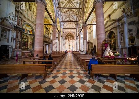 Altare, arredi interni e soffitti dipinti ad arte all'interno della chiesa di Sant'Anastasia. Foto Stock