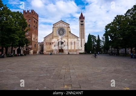 Facciata e torre della chiesa Basilica di San Zeno maggiore, costruita tra il 967 e il 1398 d.C. Foto Stock