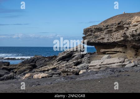 Costa dell'oceano Atlantico, con rocce vulcaniche panoramiche di varie forme. Oceano con piccole onde. Cielo con le nuvole in inverno. Playa de las Hermosa Foto Stock