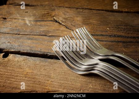 Primo piano delle forcelle metalliche su un tavolo da pranzo Foto Stock