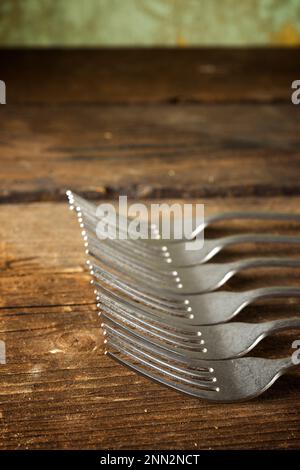 Primo piano delle forcelle metalliche su un tavolo da pranzo Foto Stock