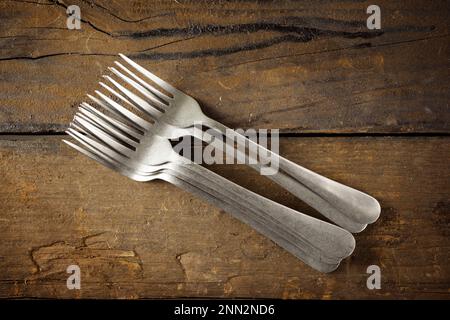 Primo piano delle forcelle metalliche su un tavolo da pranzo Foto Stock