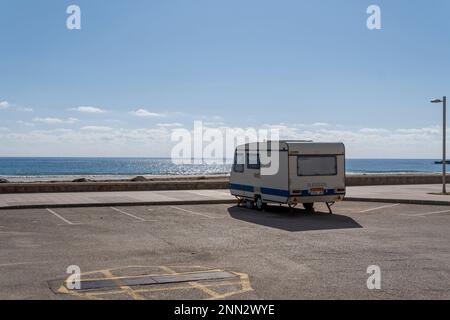 SA Coma, Spagna; 17 2023 febbraio: Caravan parcheggiato sul lungomare della località turistica di SA Coma in una mattinata di sole. Problema di accesso all'alloggiamento in Foto Stock