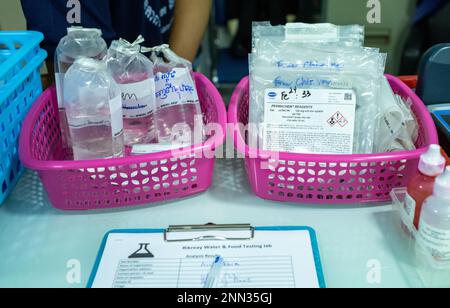 Cestelli in plastica in un laboratorio di analisi dell'acqua in Cambogia contenenti campioni di acqua e kit di reagenti. Foto Stock