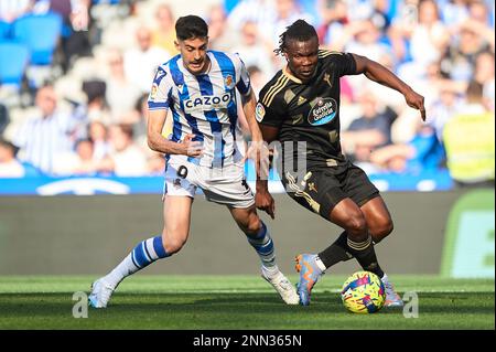 Carlos Fernandez di Real Sociedad e Joseph Aidoo di RC Celta in azione durante la partita la Liga Santander tra Real Sociedad e RC Celta CF a R. Foto Stock