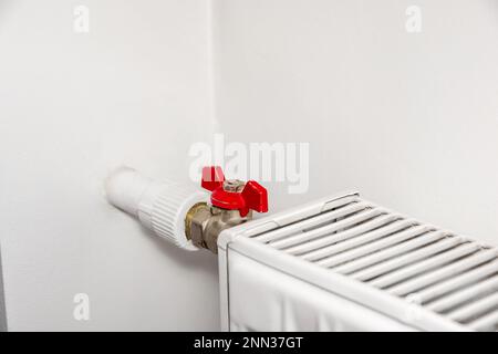 la valvola della batteria di riscaldamento centrale. Il concetto di sovrapposizione termica. risparmio energetico. Foto Stock