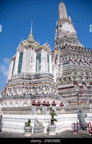Bangkok, Thailandia - 14 Feb, 2023: Dettagli architettonici impressionanti di Wat Arun (il Tempio dell'alba) a Bangkok. Questo punto di riferimento di Wat Arun è a 70 metri Foto Stock