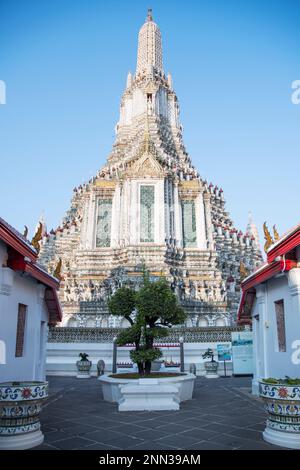 Bangkok, Thailandia - 14 Feb, 2023: Dettagli architettonici impressionanti di Wat Arun (il Tempio dell'alba) a Bangkok. Questo punto di riferimento di Wat Arun è a 70 metri Foto Stock