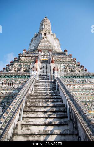 Bangkok, Thailandia - 14 Feb, 2023: Dettagli architettonici impressionanti di Wat Arun (il Tempio dell'alba) a Bangkok. Questo punto di riferimento di Wat Arun è a 70 metri Foto Stock