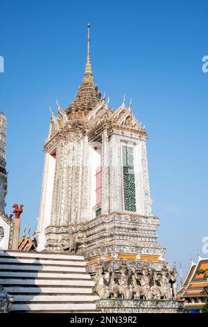 Bangkok, Thailandia - 14 Feb, 2023: Dettagli architettonici impressionanti di Wat Arun (il Tempio dell'alba) a Bangkok. Questo punto di riferimento di Wat Arun è a 70 metri Foto Stock