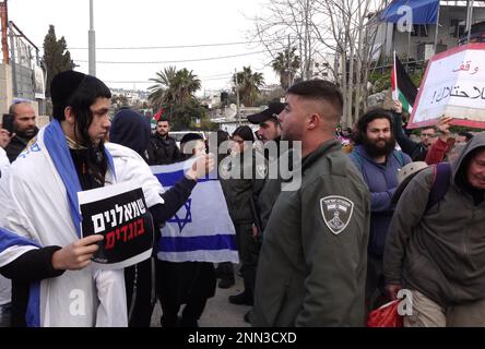 GERUSALEMME, ISRAELE - 24 FEBBRAIO: Un controrivolante di destra ha un segno che recita: 'I leftisti sono traditori', mentre gli attivisti di pace palestinesi e israeliani partecipano a una manifestazione contro l'occupazione e l'insediamento israeliano nel quartiere Sheikh Jarrah il 24 febbraio 2023, a Gerusalemme, Israele. Il quartiere palestinese di Sheikh Jarrah è attualmente il centro di una serie di dispute di proprietà tra palestinesi e israeliani ebrei di destra. Alcune case sono state occupate da coloni israeliani a seguito di una sentenza del tribunale. Credit: Eddie Gerald/Alamy Live News Foto Stock