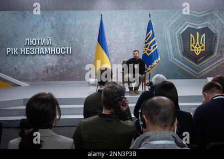 Kiev, Ucraina. 24th Feb, 2023. Il presidente ucraino Volodymyr Zelensky risponde alle domande dei giornalisti durante una conferenza stampa sul primo anniversario dell'invasione russa dell'Ucraina a Kiev. Credit: SOPA Images Limited/Alamy Live News Foto Stock