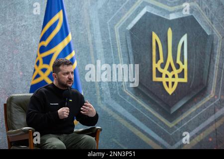 Kiev, Ucraina. 24th Feb, 2023. Il presidente ucraino Volodymyr Zelenskiy partecipa a una conferenza stampa sul primo anniversario dell'invasione russa dell'Ucraina a Kiev. Credit: SOPA Images Limited/Alamy Live News Foto Stock