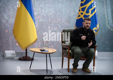 Kiev, Ucraina. 24th Feb, 2023. Il presidente ucraino Volodymyr Zelenskiy partecipa a una conferenza stampa sul primo anniversario dell'invasione russa dell'Ucraina a Kiev. Credit: SOPA Images Limited/Alamy Live News Foto Stock