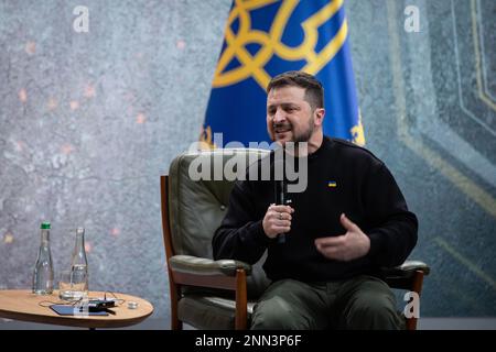 Kiev, Ucraina. 24th Feb, 2023. Il presidente ucraino Volodymyr Zelenskiy partecipa a una conferenza stampa sul primo anniversario dell'invasione russa dell'Ucraina a Kiev. Credit: SOPA Images Limited/Alamy Live News Foto Stock