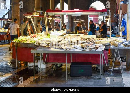 Le persone che acquistano il pescato del giorno sotto la Loggia del mercato ittico nel sestiere di San Polo, Rialto mercato, Venezia, Veneto, Italia Foto Stock