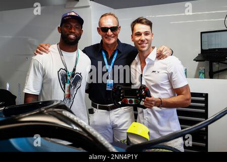 2/25/2023 - il capitano sudafricano Siya Kolisi e Francois Pienaar, ex capitano sudafricano di rugby con Kelvin van der Linde, ABT CUPRA Formula e Team durante la Formula e Round 5 - Cape Town e-Prix a Città del Capo, Sudafrica. (Foto di Carl Bingham/Motorsport Images/Sipa USA) Foto Stock