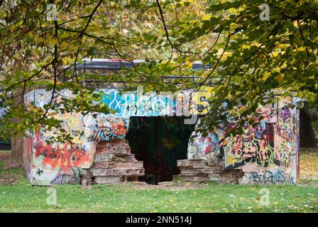 Un edificio distrutto con graffiti. Sofia, Bulgaria Foto Stock