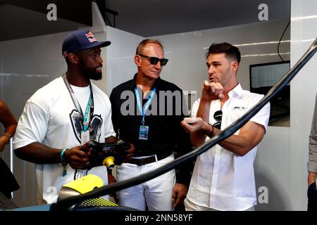 Città del Capo, Sudafrica. 25th Feb, 2023. 2/25/2023 - Francois Pienaar ex capitano sudafricano di rugby con l'attuale capitano SA Siya Kolisi con Kelvin van der Linde, ABT CUPRA Formula e Team durante la Formula e Round 5 - Cape Town e-Prix a Città del Capo, Sudafrica. (Foto di Carl Bingham/Motorsport Images/Sipa USA) Credit: Sipa USA/Alamy Live News Foto Stock