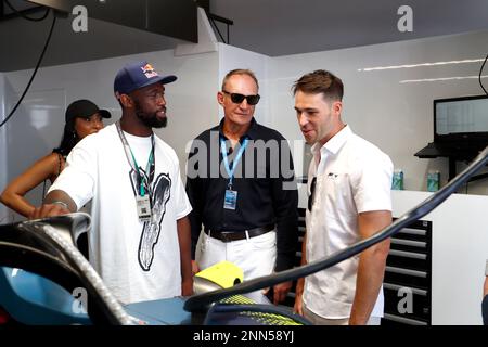 Città del Capo, Sudafrica. 25th Feb, 2023. 2/25/2023 - Francois Pienaar ex capitano sudafricano di rugby con l'attuale capitano SA Siya Kolisi con Kelvin van der Linde, ABT CUPRA Formula e Team durante la Formula e Round 5 - Cape Town e-Prix a Città del Capo, Sudafrica. (Foto di Carl Bingham/Motorsport Images/Sipa USA) Credit: Sipa USA/Alamy Live News Foto Stock