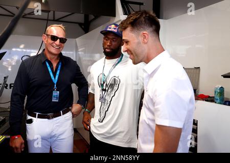 Città del Capo, Sudafrica. 25th Feb, 2023. 2/25/2023 - Francois Pienaar ex capitano sudafricano di rugby con l'attuale capitano SA Siya Kolisi durante la Formula e Round 5 - Cape Town e-Prix a Città del Capo, Sudafrica. (Foto di Carl Bingham/Motorsport Images/Sipa USA) Credit: Sipa USA/Alamy Live News Foto Stock