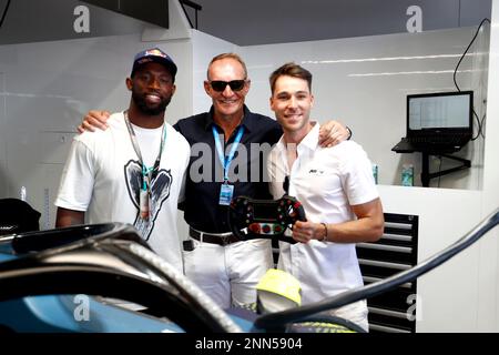 Città del Capo, Sudafrica. 25th Feb, 2023. 2/25/2023 - Francois Pienaar ex capitano sudafricano di rugby con l'attuale capitano SA Siya Kolisi con Kelvin van der Linde, ABT CUPRA Formula e Team durante la Formula e Round 5 - Cape Town e-Prix a Città del Capo, Sudafrica. (Foto di Carl Bingham/Motorsport Images/Sipa USA) Credit: Sipa USA/Alamy Live News Foto Stock