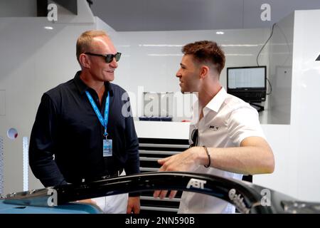 Città del Capo, Sudafrica. 25th Feb, 2023. 2/25/2023 - Francois Pienaar ex capitano sudafricano di rugby con Kelvin van der Linde, ABT CUPRA Formula e Team durante la Formula e Round 5 - Cape Town e-Prix a Città del Capo, Sudafrica. (Foto di Carl Bingham/Motorsport Images/Sipa USA) Credit: Sipa USA/Alamy Live News Foto Stock