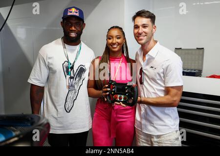 Presentatore Naomi Schiff con, Sudafrica. , . Capitano Siya Kolisi e Kelvin van der Linde, ABT CUPRA Formula e Team durante la Formula e Round 5 - Cape Town e-Prix a Città del Capo, Sudafrica. (Foto di Carl Bingham/Motorsport Images/Sipa USA) Credit: Sipa USA/Alamy Live News Foto Stock