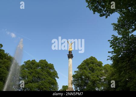 Monumento dell'Angelo della Pace e una fontana classica nel Maximilian Park, alla fine di Prinzregentenstrasse (via Principe Reggente a Monaco), Monaco, Baviera Foto Stock