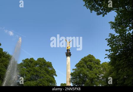 Monumento dell'Angelo della Pace e una fontana classica nel Maximilian Park, alla fine di Prinzregentenstrasse (via Principe Reggente a Monaco), Monaco, Baviera Foto Stock