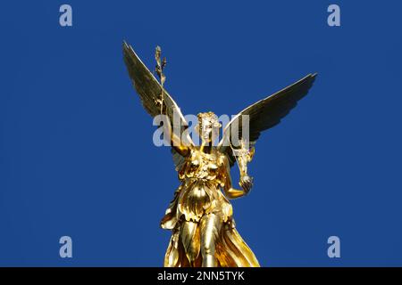 Monumento dell'Angelo della Pace e una fontana classica nel Maximilian Park, alla fine di Prinzregentenstrasse (via Principe Reggente a Monaco), Monaco, Baviera Foto Stock