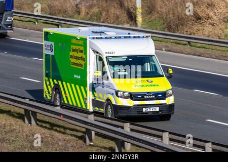 St John Ambulance viaggiando nella corsia veloce dell'autostrada M6 usando luci blu e sirene, Manchester, Regno Unito Foto Stock