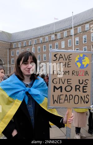 Bristol, Regno Unito. 25th Feb, 2023. I sostenitori dell'Ucraina si riuniscono a Bristol per sensibilizzare la popolazione Ucraina dopo l'invasione russa. Tamara esprime la sua opinione. Credit: JMF News/Alamy Live News Foto Stock