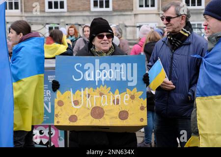 Bristol, Regno Unito. 25th Feb, 2023. I sostenitori dell'Ucraina si riuniscono a Bristol per sensibilizzare la popolazione Ucraina dopo l'invasione russa. Credit: JMF News/Alamy Live News Foto Stock