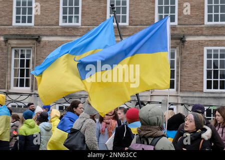 Bristol, Regno Unito. 25th Feb, 2023. I sostenitori dell'Ucraina si riuniscono a Bristol per sensibilizzare la popolazione Ucraina dopo l'invasione russa. 2 bandiere ucraine Foto Stock