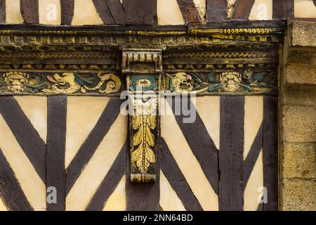 Particolare ornamentale di una tipica casa medievale a graticcio nella città francese di Rennes. Foto Stock