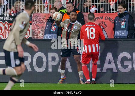 23-02-2023: Sport: Union Berlin contro Ajax BERLIN, GERMANIA - 23 FEBBRAIO: Steven Bergwijn (Ajax) e Josip Juranovic (Union Berlin) durante la partita 1. F Foto Stock