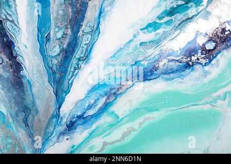 Nuovo sfondo di pittura astratta in un squisito colore blu chiaro. Pittura acrilica fluida astratta. Arte moderna Sfondo astratto blu marmorizzato Foto Stock