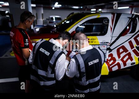 210 ZI Yuliang (chn), SHA HE (chn), BAIC ORV, BAIC ORV BJ40, FIA W2RC, Ambiente durante lo scrutinio dell'Abu Dhabi Desert Challenge 2023, 2nd° round della stagione 2023 W2RC, il 25 febbraio 2023 presso ADNOC Business Center, Abu Dhabi - Photo Bastien Roux / DPPI Credit: DPPI Media/Alamy Live News Foto Stock