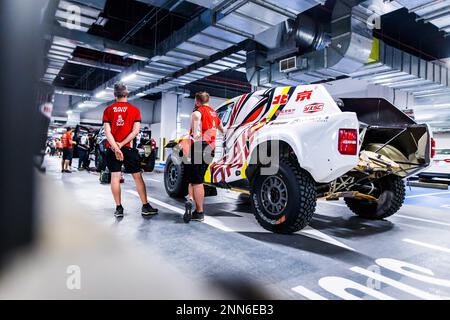 210 ZI Yuliang (chn), SHA HE (chn), BAIC ORV, BAIC ORV BJ40, FIA W2RC, Ambiente durante lo scrutinio dell'Abu Dhabi Desert Challenge 2023, 2nd° round della stagione 2023 W2RC, il 25 febbraio 2023 presso ADNOC Business Center, Abu Dhabi - Photo Bastien Roux / DPPI Credit: DPPI Media/Alamy Live News Foto Stock