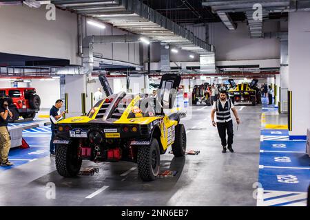 206 WEI HAN (chn), li ma (chn), Hanwei Motorsport Team, Lichi HW2021, FIA W2RC, Ambiente durante lo scrutinio dell'Abu Dhabi Desert Challenge 2023, 2nd° round della stagione 2023 W2RC, il 25 febbraio 2023 presso ADNOC Business Center, Abu Dhabi - Photo Bastien Roux / DPPI Credit: DPPI Media/Alamy Live News Foto Stock