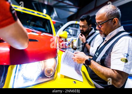 210 ZI Yuliang (chn), SHA HE (chn), BAIC ORV, BAIC ORV BJ40, FIA W2RC, Ambiente durante lo scrutinio dell'Abu Dhabi Desert Challenge 2023, 2nd° round della stagione 2023 W2RC, il 25 febbraio 2023 presso ADNOC Business Center, Abu Dhabi - Photo Bastien Roux / DPPI Credit: DPPI Media/Alamy Live News Foto Stock