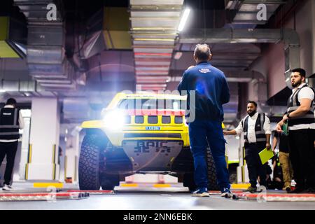 209 ZHANG Guoyu (chn), MENA Oriol (spa), BAIC ORV, BAIC ORV BJ40, FIA W2RC, Ambiente durante lo scrutinio dell'Abu Dhabi Desert Challenge 2023, 2nd° round della stagione 2023 W2RC, il 25 febbraio 2023 presso ADNOC Business Center, Abu Dhabi - Photo Bastien Roux / DPPI Credit: DPPI Media/Alamy Live News Foto Stock