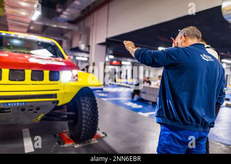 210 ZI Yuliang (chn), SHA HE (chn), BAIC ORV, BAIC ORV BJ40, FIA W2RC, Ambiente durante lo scrutinio dell'Abu Dhabi Desert Challenge 2023, 2nd° round della stagione 2023 W2RC, il 25 febbraio 2023 presso ADNOC Business Center, Abu Dhabi - Photo Bastien Roux / DPPI Credit: DPPI Media/Alamy Live News Foto Stock